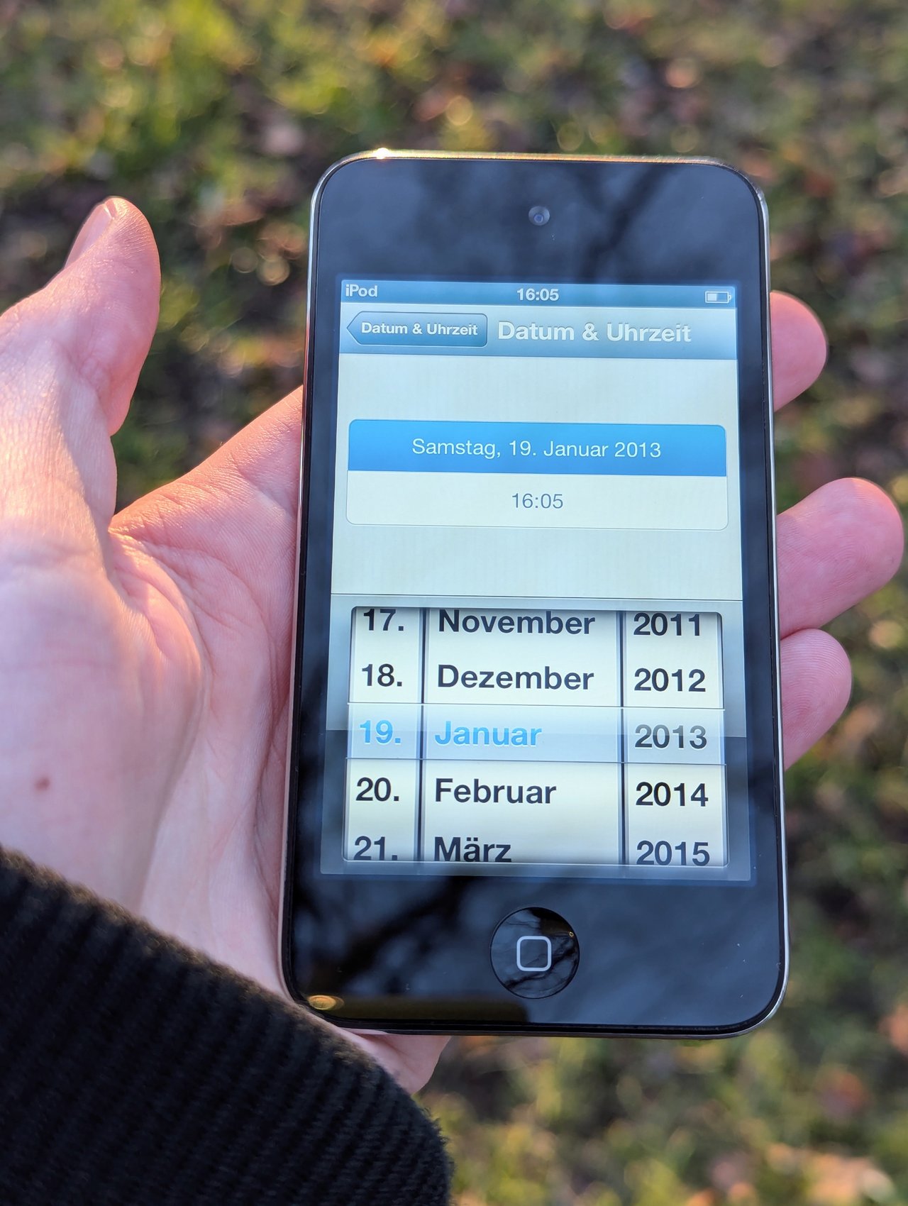 iPod touch with the date settings open, date is set back to 2013